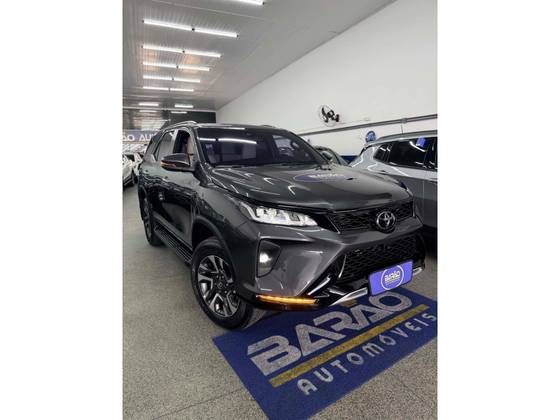 TOYOTA HILUX SW4 2.8 D-4D TURBO DIESEL DIAMOND 7L 4X4 AUTOMÁTICO
